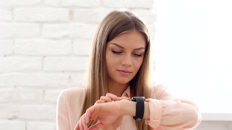 Checking-E-mail-on--Smartwatch