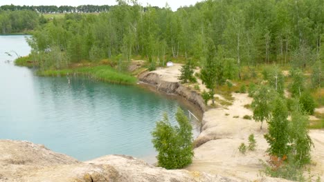 Un-hermoso-lago-con-agua-azul-en-las-montañas.