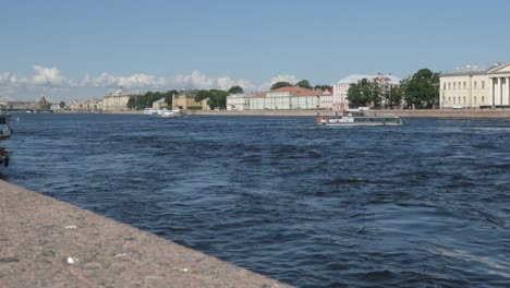 Newa-Ufer-im-Sommer---St.-Petersburg,-Russland