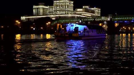 der-Nacht-Blick-auf-den-Fluss,-die-Fähren-und-die-Brücke