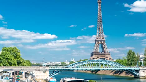 Eiffel-tower-at-the-river-Seine-timelapse-from-bridge-in-Paris,-France