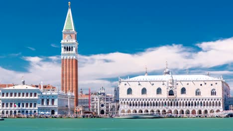 Blick-auf-den-Campanile-di-San-Marco-und-der-Palazzo-Ducale,-von-San-Giorgio-Maggiore-Timelapse,-Venedig,-Italien