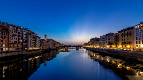 Dämmerung-Himmel-Szene-von-Ponte-Santa-Trinita-Heilige-Dreifaltigkeit-Brücke-Tag-zu-Nacht-Zeitraffer-über-Fluss-Arno