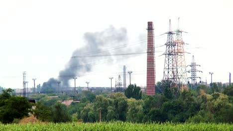 Schwarzer-Rauch-von-Industrieanlagen