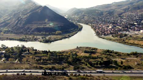 Landschaft-auf-Mzcheta-Stadt-und-Fluss-Kura.