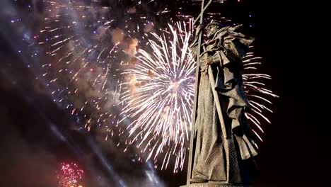 Vista-del-monumento-ot-Vladimir-Lenin-(1985,-Kerbel-del-escultor-y-arquitecto-Makarevich)-y-fuegos-artificiales,-Moscú-Centro-ciudad-(Plaza-de-Kaluga),-Rusia.-Conocido-punto-de-referencia