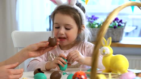 Kleine-Mädchen-essen-Schokoladeneier