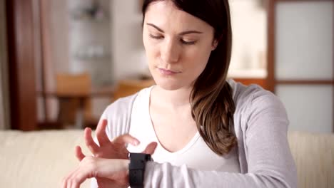 Mujer-en-la-página-mensajes-de-texto-en-reloj-inteligente.-Hermosa-joven-mujer-profesional-trabajando-en-smartwatch