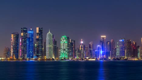 Día-del-horizonte-del-centro-de-Doha-para-noche-timelapse,-Qatar,-Medio-Oriente