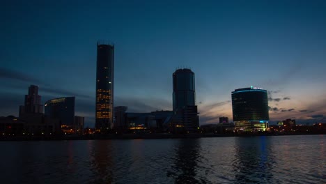 Zeitraffer-des-Sonnenaufgangs-in-Großstadt.-Schöne-Stadt-timelapse