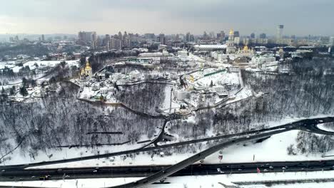 vista-aérea-al-monumento-de-Kiev-Pechersk-Lavra-y-patria-en-invierno