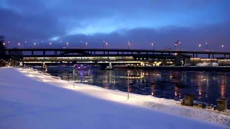 Moskva-River,-Luzhnetskaya-Bridge-(Metro-Bridge)-on-a-winter-evening.-Moscow,-Russia