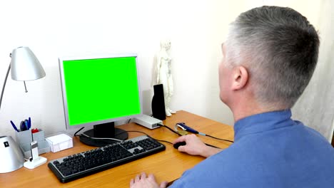 Arzt-arbeitet-an-einem-Computer-mit-einem-green-screen