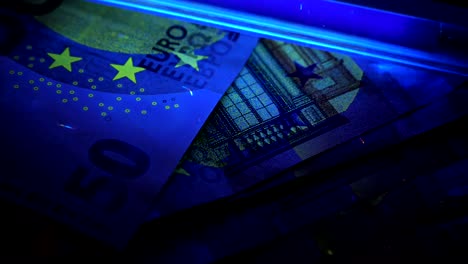 Euro-unter-UV-Licht.-Erkennung-von-gefälschten-Banknoten.