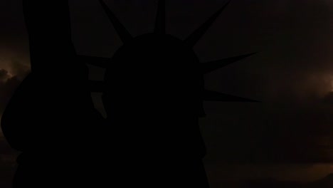 Silhouette-der-Statue-of-Liberty-auf-dunklem-Hintergrund-mit-hellen-Blitz.