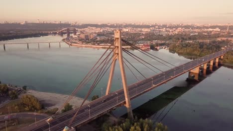 Video-Brücke-bei-Sonnenuntergang-in-Kiew-Ukraine