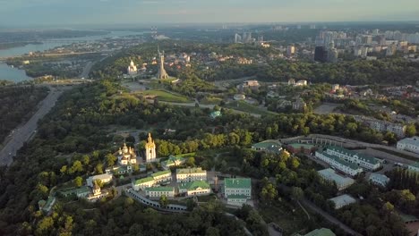 Luftaufnahme-des-Kiewer-Höhlenkloster,-Kiew,-Ukraine