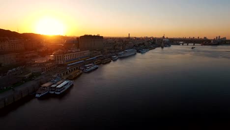 Puerto-fluvial-con-barcas-en-la-parte-antigua-de-la-ciudad-al-atardecer-aéreo