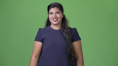 Joven-empresaria-India-hermosa-sobrepeso-sobre-fondo-verde