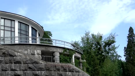 Ansicht-des-Gebäudes-von-der-Metro-Station-"Universität"-in-Kiew