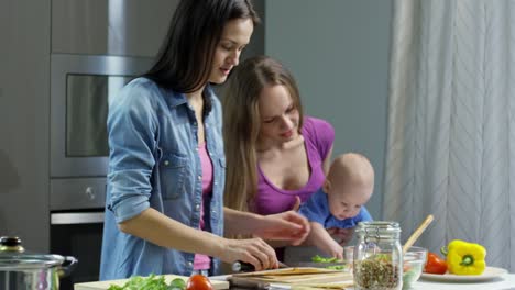 Pareja-LGBT-con-el-bebé-en-la-cocina