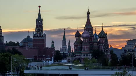 Kremlin-de-Moscú,-Catedral-de-San-Basilio-y-Zaryadye-Park-en-la-noche-soleada