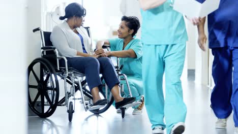 African-American-mujer-médico-y-paciente-en-silla-de-ruedas