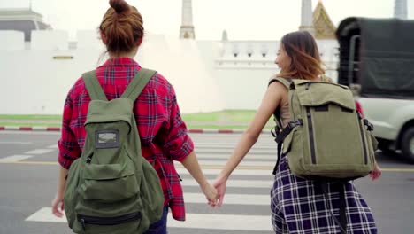 Slow-Motion---Reisen-Reisende-Backpacker-asiatische-Frauen-Lesben-LGBT-Paar-in-Bangkok,-Thailand.-Glücklich,-junge-weibliche-Ausgaben-Urlaubsreise-in-erstaunliche-Wahrzeichen-und-genießen-Sie-ihre-Reise-in-traditionellen-Stadt.