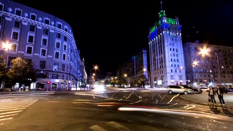 Haus-mit-einem-Turm-auf-dem-Platz-der-Verfassung-Nacht-Zeitraffer