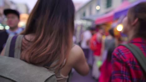 Reisender-Backpacker-asiatische-Frauen-Lesben-LGBT-paar-Reisen-in-Bangkok,-Thailand.-Weiblich,-trinken-Alkohol-oder-Bier-an-der-Khaosan-Road-die-berühmteste-Straße-in-Bangkok.