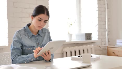 Junges-Mädchen-Surfen-Internet-auf-Tablet