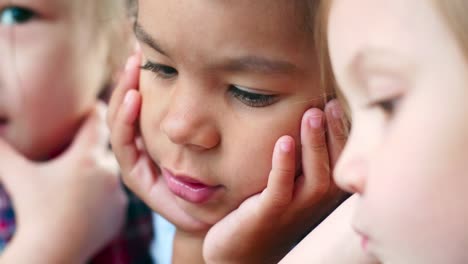 Niños-interraciales-viendo-Video-en-Smartphone