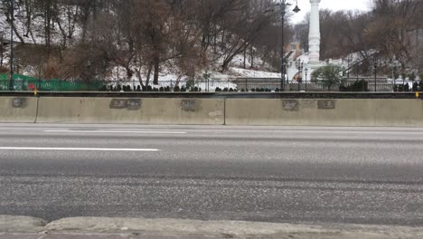 Coches-en-carretera-de-Naberezne-a-mañana-de-invierno