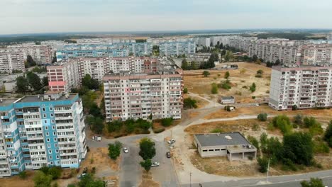 Vista-aérea-de-edificios-residenciales-de-varios-pisos-en-la-ciudad