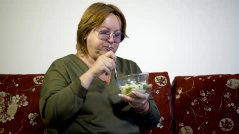 Woman-age-eats-salat-vegetable-at-home