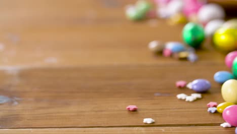 Schokoladeneier-und-Drop-Bonbons-auf-Tisch