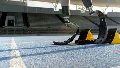 Discapacitados-atletismo-preparándose-para-la-carrera-de-4k