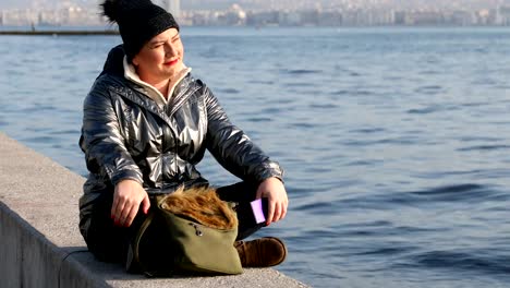 Mujer-con-smartphone-cerca-del-mar