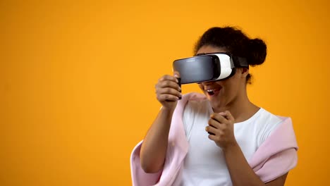 Mujer-afroamericana-en-gafas-de-realidad-virtual,-juegos,-controladores-de-movimiento