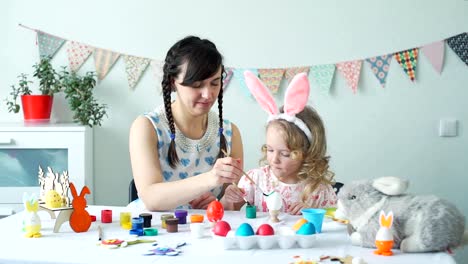 Madre-e-hijo-decoración-huevo-de-Pascua-juntos