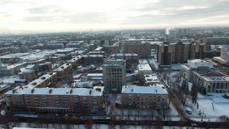 Ciudad-invernal-en-la-nieve-con-vista-a-los-ojos-de-pájaro.