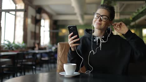 Girl-Listening-Music-on-Smartphone