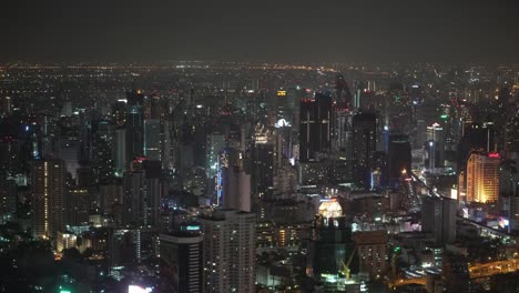 Große-Nachtstadt-mit-Wolkenkratzern.-Stadtbild-einer-Megacity.-Geschäftszentren-und-Firmengebäude