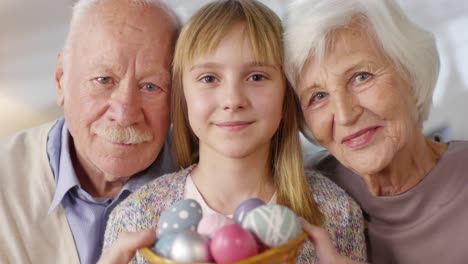 Retrato-de-nieta-y-abuelos-con-huevos-de-Pascua