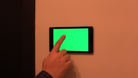 Smart-Home-Control-an-einer-Wand