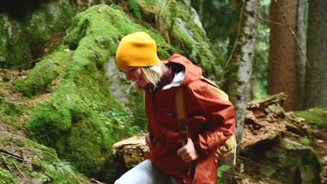 La-chica-esbelta-recorre-el-camino-hasta-la-cima-en-el-bosque-de-coníferas