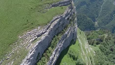 Luftaufnahme-der-Steilwände-des-Steinplateaus.