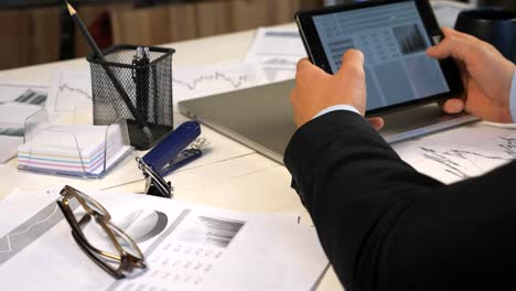 Male-hands-of-young-businessman-developing-a-business-project-and-analyzing-statistical-data-information-on-a-tablet-pc.-Successful-entrepreneur-working-on-modern-digital-device-in-office.-Close-up