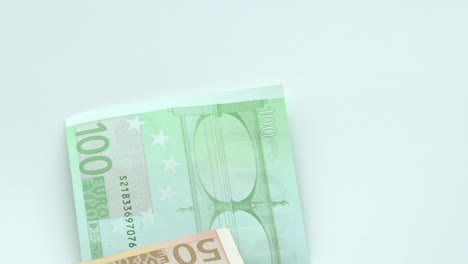 Zeitlupe-von-Euro-fliegen-und-fallen.-Euro-Banknoten-unterschiedliche-Werte