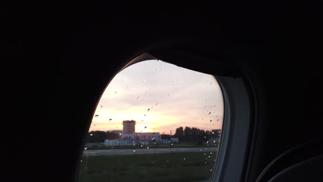 Atardecer-sobre-el-ala-de-un-avión.